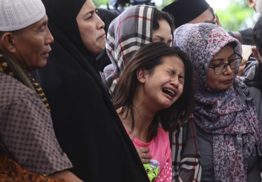 Zanetta Kalila Amaria (tengah) menghadiri pemakaman keluarga mereka yang tewas di TPU Tanah Kusir/Antara