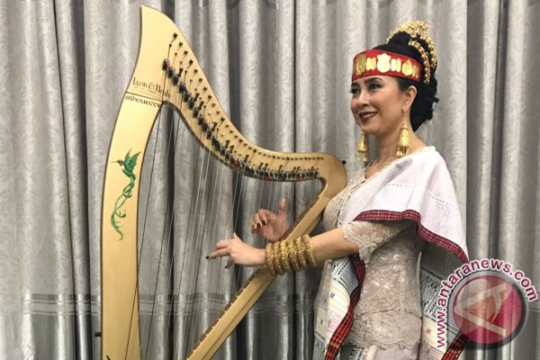  Maya Hasan Tampil Beda Dengan Ulos Batak