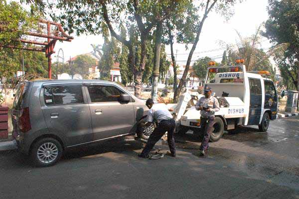  Tim Gabungan Derek Mobil Parkir Sembarangan