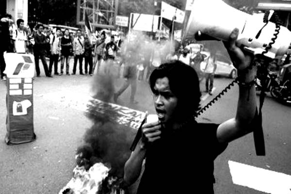  Demo Mahasiswa 121, DPRD Sumbar Dijaga Ratusan Personel Keamanan dan Truk Water Canon