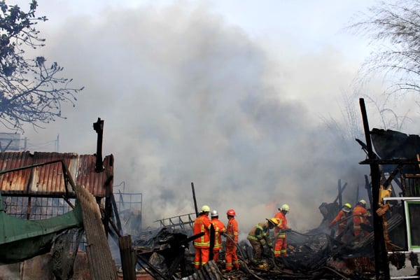  FOTO: Toko Mebel Rotan dan RM Ampera di Jalan Soekarno-Hatta Ludes Terbakar