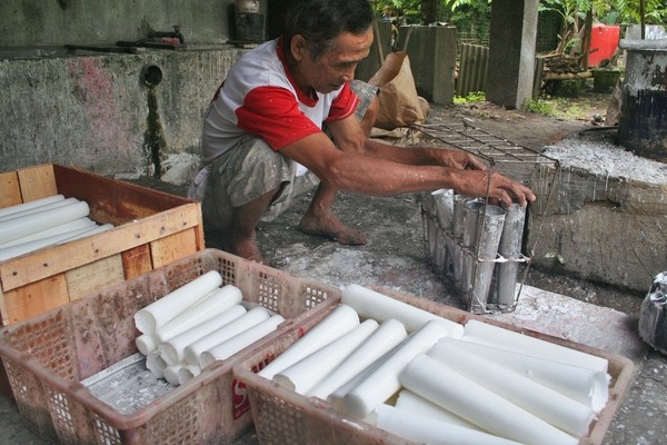  PERAYAAN IMLEK, Pemesanan Lilin Asal Malang Naik 20%