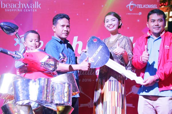 Manager Telkomsel Branch Denpasar, Mohammad Ardip (paling kanan) bersama Marketing Manager Beachwalk, Winda (kedua dari kanan) menyerahkan hadiah kepada Totong Siswato sebagai Pemenang Hadiah Utama berupa Vespa dalam rangka Beachwalk Festival./TELKOMSEL