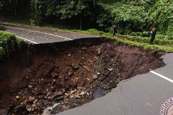  Tanah Longsor, Akses Jalan Magelang-Boyolali Tertutup