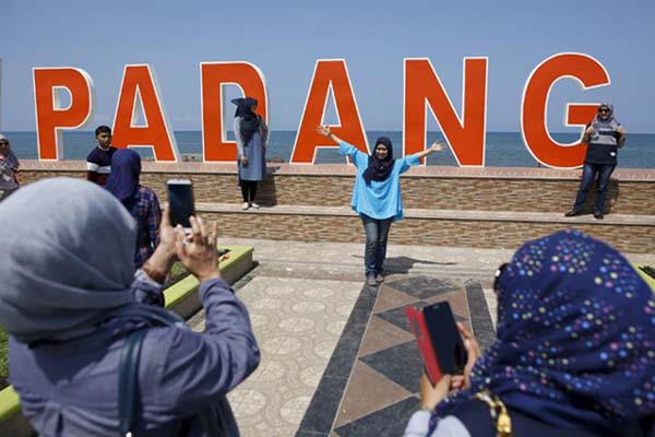 Pantai Kota Padang/Reuters-Darren Whiteside