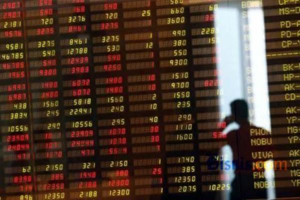 Mengamati pergerakan harga saham./.