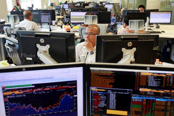 Mengamati pergerakan harga saham./.Bisnis-Abdullah Azzam