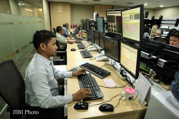 Suasana di sebuah kantor sekuritas/JIBI-Dedi Gunawan