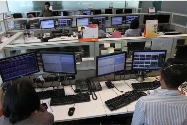 Memantau pergerakan harga saham./.Bisnis-Abdullah Azzam