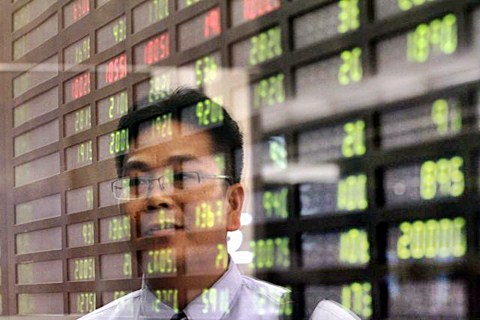 Pengunjung melihat papan elektronik yang menunjukkan pergerakan IHSG./JIBI-Dwi Prasetya