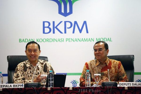 Kepala Badan Koordinasi Penanaman Modal (BKPM) Thomas Lembong (kiri), memberikan paparan didampingi Deputi Bidang Pengendalian Penanaman Modal Azhar Lubis, saat konferensi pers di Jakarta, Rabu (25/1)./JIBI-Dwi Prasetya
