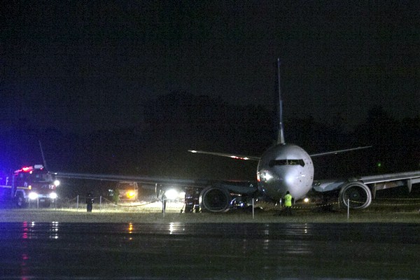 Petugas mengevakusi badan pesawat Garuda Indonesia GA 258 PK-GNK di Bandara Adisucipto, Sleman, Yogyakarta, Rabu (1/2)./Antara-Hendra Nurdiyansyah