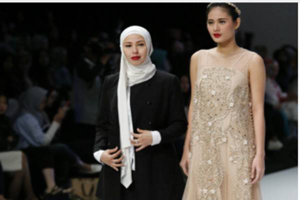 Vivi Thalib dan model yang telah diriasnya./.