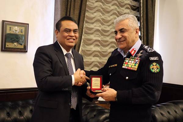Wakapolri Komjen Pol Syafruddin (kiri) berjabat tangan dengan Kepala Public Security Department (PSD) Kerajaan Jordania Mayor Jenderal Ahmad Sarhan Al Faqih saat kunjungan kerja di Jordania, Rabu (18/1)./antara