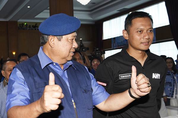 Ketua Umum DPP Partai Demokrat Susilo Bambang Yudhoyono (kiri) dan calon Gubernur DKI Jakarta Agus Harimurti Yudhoyono menghadiri rapat konsolidasi Partai Demokrat di Jakarta, Rabu (5/10)./Antara-Sigid Kurniawan