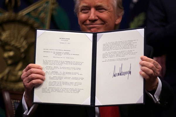  Membongkar Karakter Donald Trump dari Tulisan Tangannya