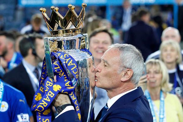 Claudio Ranieri bersama trofi Liga Primer Inggris setelah membawa Leicester City juara musim 2015-2016/Reuters