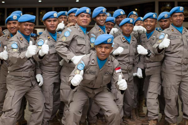 Anggota Satgas FPU Indonesia VIII berfoto bersama seusai menghadiri upacara pemberangkatan di Rupatama Mabes Polri, Jakarta, Kamis (17/12). Polri memberangkatkan sebanyak 140 personel kontingen Garuda Bhayangkara 2016 untuk bergabung dengan misi pemeliharaan perdamaian Perserikatan Bangsa Bangsa (PBB) di Sudan. /ANTARA