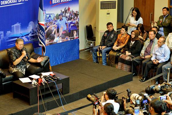 Ketua Umum Partai Demokrat Susilo Bambang Yudhoyono memberikan pernyataan pers soal dugaan penyadapan percakapan telepon dirinya dengan Ketum MUI KH Ma'ruf Amin, di Wisma Proklamasi, Jakarta, Rabu (1/2)./Antara-Widodo S. Jusuf