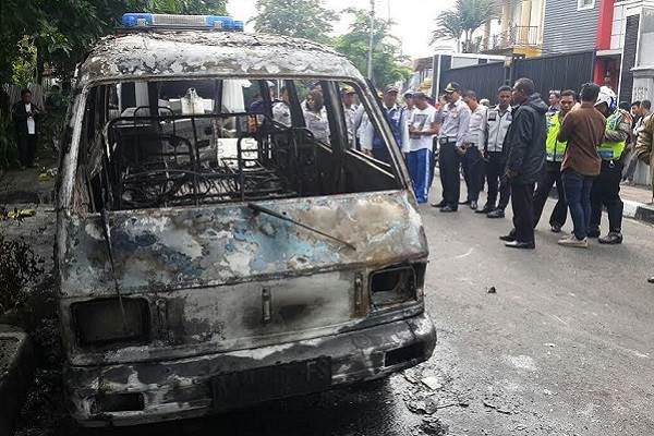  Tidak Terima Diderek, Pengemudi Bakar Mobilnya Sendiri