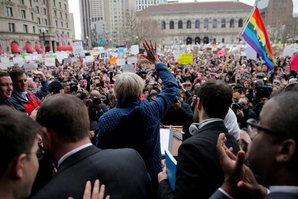  DEMO TRUMP: Ribuan Orang Unjuk Rasa di Kedutaan Besar AS di London