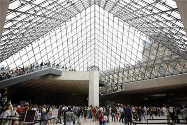  Pria Penyerang 4 Tentara Prancis di Louvre Masih Bungkam