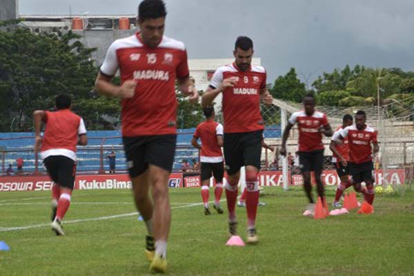  SEMEN PADANG Pelajari Permainan Madura United