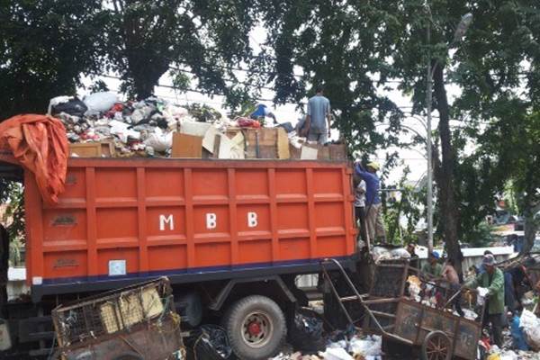  71 Truk Sampah di Bekasi Rusak