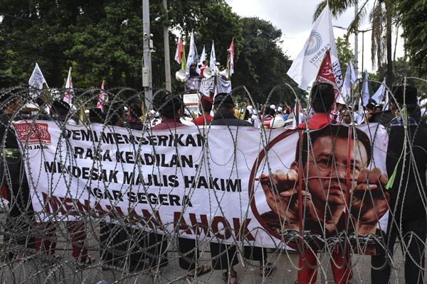  PENISTAAN AGAMA: Pendemo Anti-Ahok Sidang Tidak Tuntas