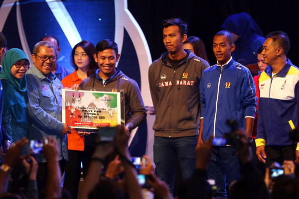  FOTO: Aher Serahkan Kadeudeuh Rp238 M pada Atlet PON XIX/Peparnas XV Jabar