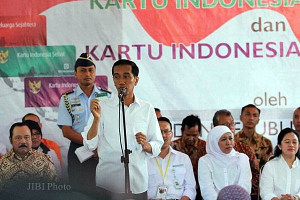  Jokowi Bagikan KIS & PKH di Ambon