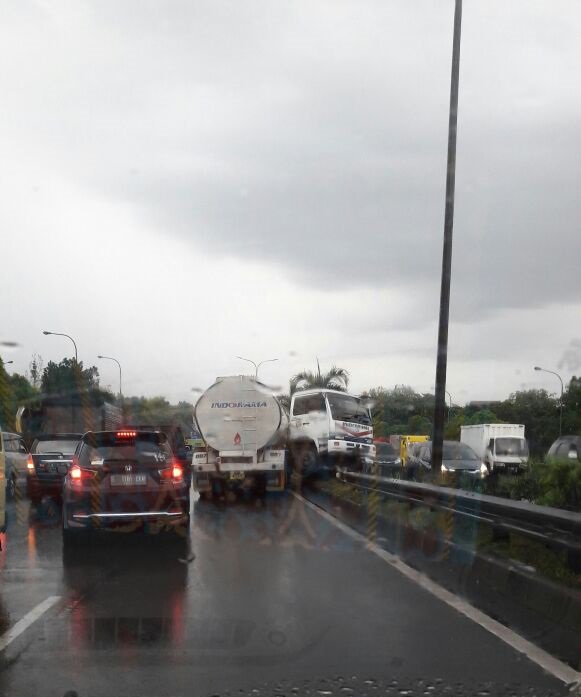  Truk Tabrak Pembatas Jalan Tol Pluit Arah Priok, Lalulintas Padat