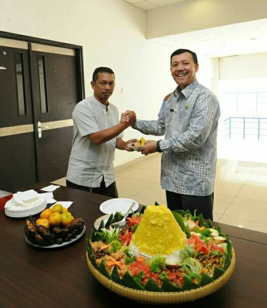  Iwa Potong Tumpeng Tandai Tuntasnya Perbaikan Rumput Stadion GBLA