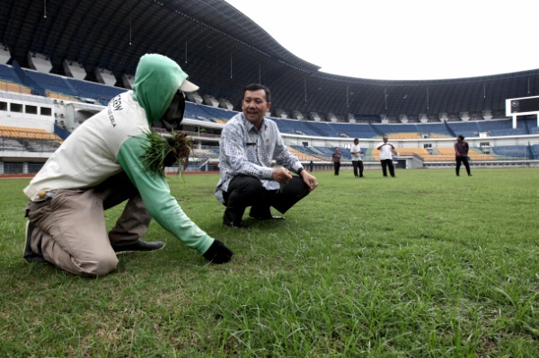  FOTO: Iwa Pastikan Perbaikan Rumput Stadion GBLA Tuntas