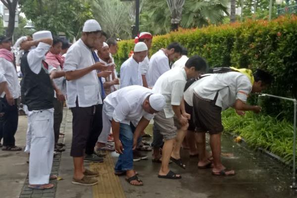  AKSI 112: Habib Rizieq Batalkan Aksi Turun ke Jalan, Ummat Khataman Quran, Kapolda pun Senang