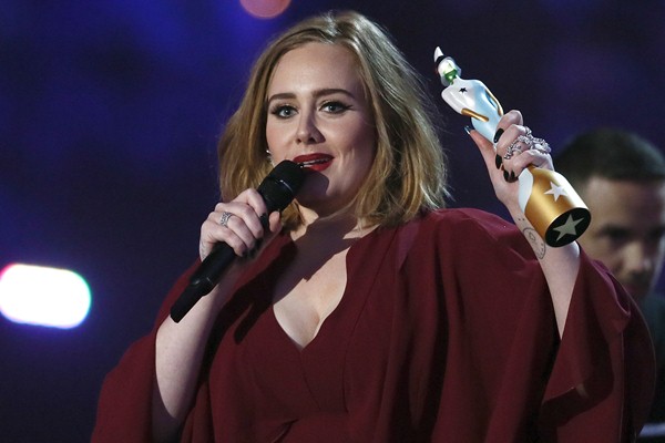  GRAMMY AWARDS: &quot;Hello&quot; Adele Gebrak Panggung Grammy