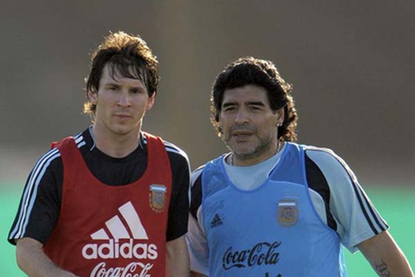  Maradona & Messi Tampil Bareng di Nigeria