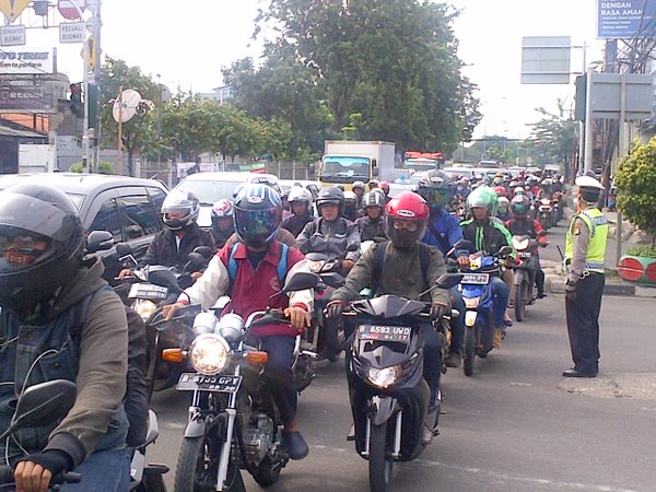  INFO LALU LINTAS: Kecelakaan Picu Kepadatan di Jalan Pemuda Jaktim