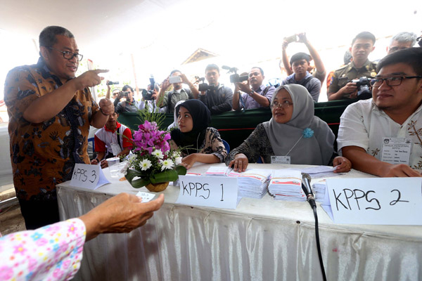  FOTO: Aher Tinjau Pilkada Cimahi