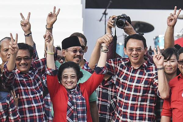  Megawati Ke TPS Ditemani Puan & Hasto