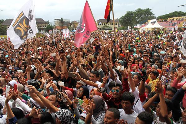 Ribuan pendukung pasangan Calon Bupati dan Wakil Bupati Bekasi nomor urut dua Sa'duddin dan Ahmad Dhani menghadiri kampanye terbuka di kawasan Tambun Selatan, Kabupaten Bekasi, Jawa Barat, Minggu (5/2). /Antara