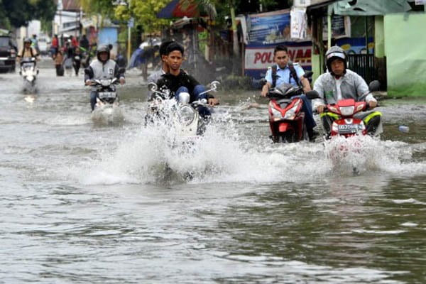  Mensos Kunjungi Korban Banjir Sumbawa