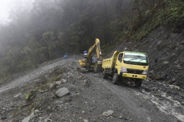  Kementerian PUPR Tinjau Jalan Papua