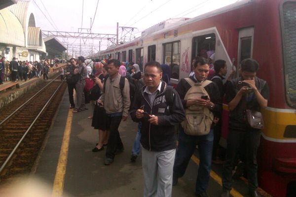  JALUR KERETA TERENDAM BANJIR, KRL Terganggu