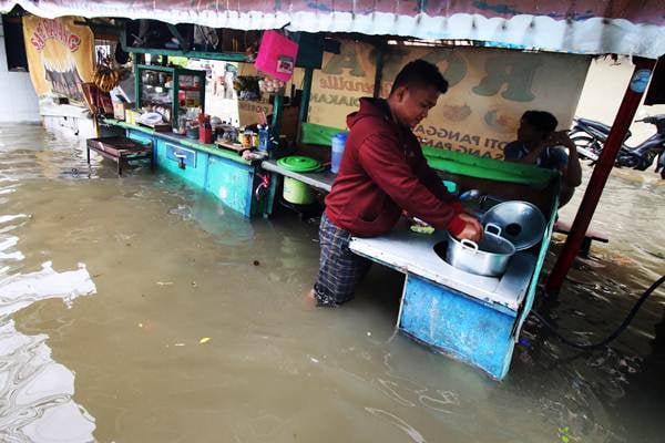  Kali Gendong Meluap, Ratusan KK Kampung Sepatan Mengungsi