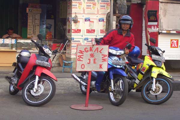  Ojek \'Online\' Gerus Pendapatan Ojek Pangkalan