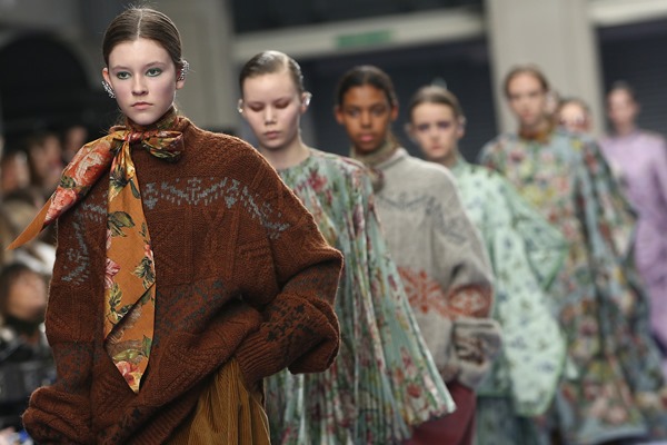 Koleksi busana Mulberry di London Fashion Week Autumn Winter 2017/ Reuters-Neil Hall