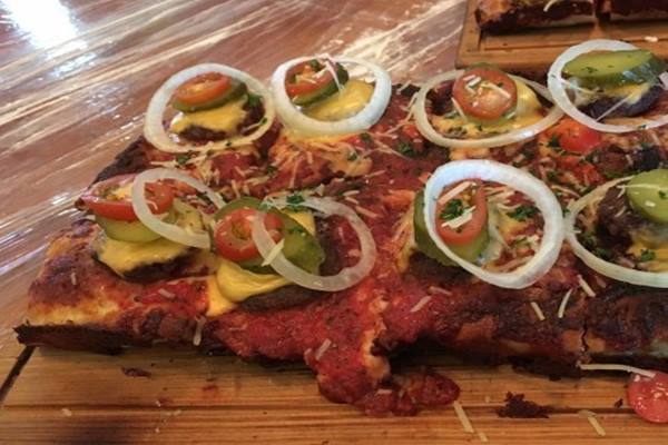  Bukan Bulat, Pizza ala Detroit Ini Bentuknya Persegi