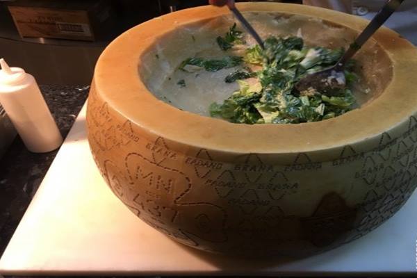 Salad Ini Diolah di Dalam Keju Raksasa