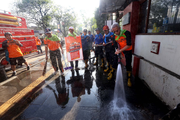  FOTO: Kepedulian Pos Indonesia Di Hari Peduli Sampah Nasional